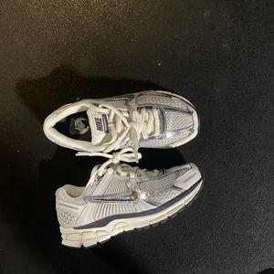 Nike Zoom Vomero 5 
Photon Dust Metallic Silver (Women's) Size 6.5